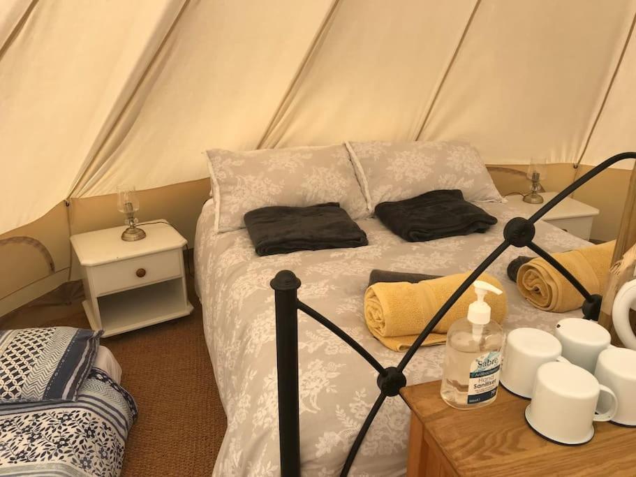 Cox Hill Glamping Badger Hotel Труро Екстериор снимка